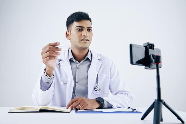 Bridging the Gap: How Rxpert Super Specialty E-Clinic Connects Urban Doctors with Rural Patients